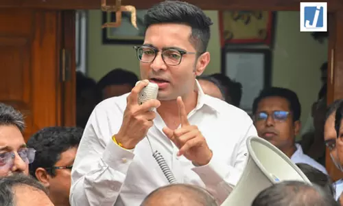 बंगाल: भाजपा नेताओं ने अभिषेक बनर्जी के खिलाफ शिकायत दर्ज कराई बंगाल: भाजपा नेताओं ने अभिषेक बनर्जी के खिलाफ शिकायत दर्ज कराई