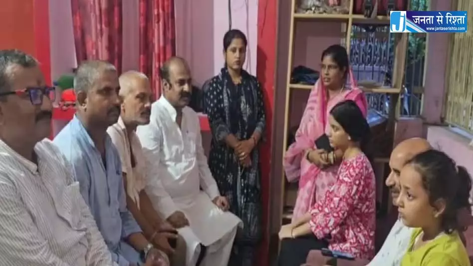 रहस्यमयी तरीके से महिलाओं की चोटी काटकर गायब हो रहा शातिर, मंत्री ने मामले में दिखाई गंभीरता रहस्यमयी तरीके से महिलाओं की चोटी काटकर गायब हो रहा शातिर, मंत्री ने मामले में दिखाई गंभीरता
