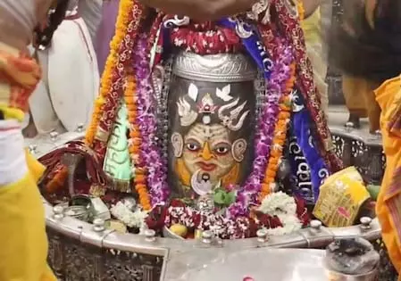 भांग, चंदन और सिंदूर अर्पित कर बाबा महाकाल का भव्य शृंगार, भस्म आरती में बड़ी संख्या में श्रद्धालु रहे मौजूद भांग, चंदन और सिंदूर अर्पित कर बाबा महाकाल का भव्य शृंगार, भस्म आरती में बड़ी संख्या में श्रद्धालु रहे मौजूद