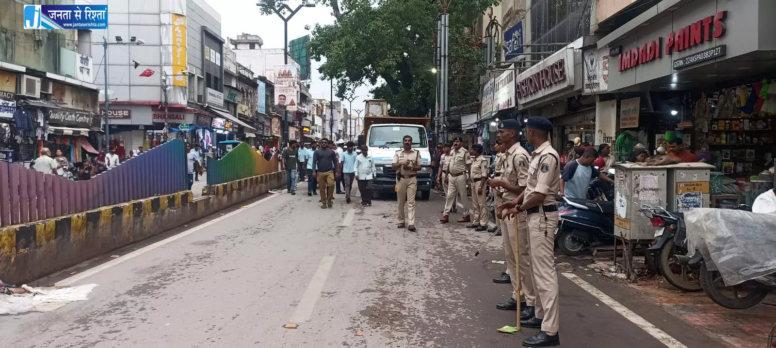 मालवीय रोड और शास्त्री बाजार में फुटपाथ से अतिक्रमण हटाया गया मालवीय रोड और शास्त्री बाजार में फुटपाथ से अतिक्रमण हटाया गया