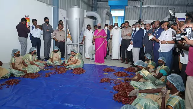तिरुचि और विरुधुनगर में सांबा मिर्च की वैल्यू-एडेड इंडस्ट्री को मिलेगा बढ़ावा: Nirmala Sitharaman तिरुचि और विरुधुनगर में सांबा मिर्च की वैल्यू-एडेड इंडस्ट्री को मिलेगा बढ़ावा: Nirmala Sitharaman