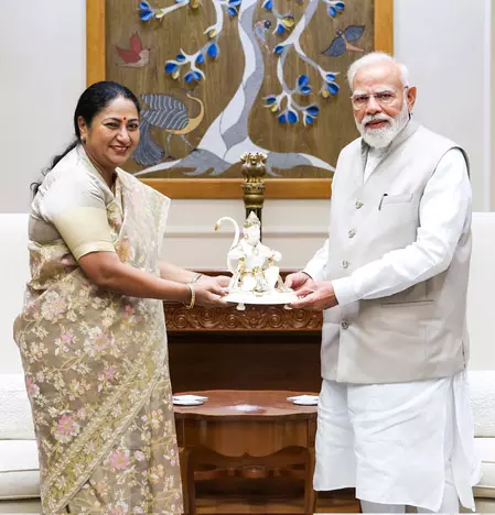 पीएम मोदी ने सीएम रेखा गुप्ता को जन्मदिन पर दी शुभकामनाएं, कहा- दिल्ली के विकास में उनके प्रयास सराहनीय पीएम मोदी ने सीएम रेखा गुप्ता को जन्मदिन पर दी शुभकामनाएं, कहा- दिल्ली के विकास में उनके प्रयास सराहनीय