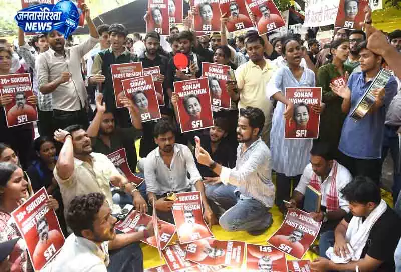 Delhi वांगचुक को हटाने पर AAP ने केंद्र को घेरा Delhi वांगचुक को हटाने पर AAP ने केंद्र को घेरा