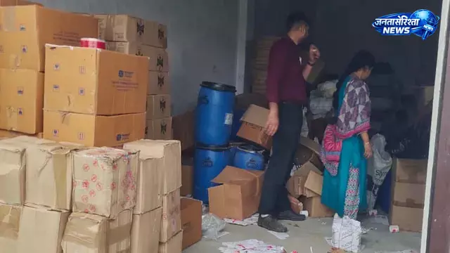 फैक्ट्री में छापेमारी, लाखों की संदिग्ध दवाएं मिलीं फैक्ट्री में छापेमारी, लाखों की संदिग्ध दवाएं मिलीं