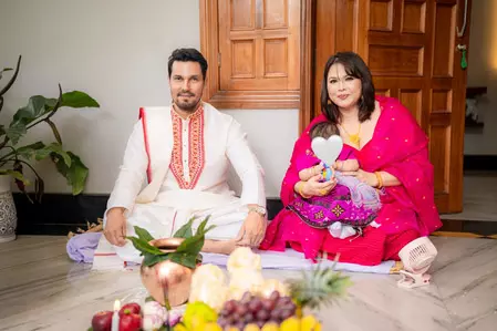 रणदीप हुड्डा की बेटी न्योमिका की पहली चावल रस्म, परिवार के साथ मनाया खास जश्न रणदीप हुड्डा की बेटी न्योमिका की पहली चावल रस्म, परिवार के साथ मनाया खास जश्न