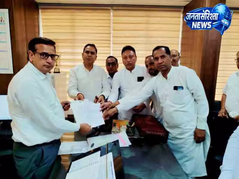 Sirsa में बिजली विभाग के खिलाफ घेराव Sirsa में बिजली विभाग के खिलाफ घेराव