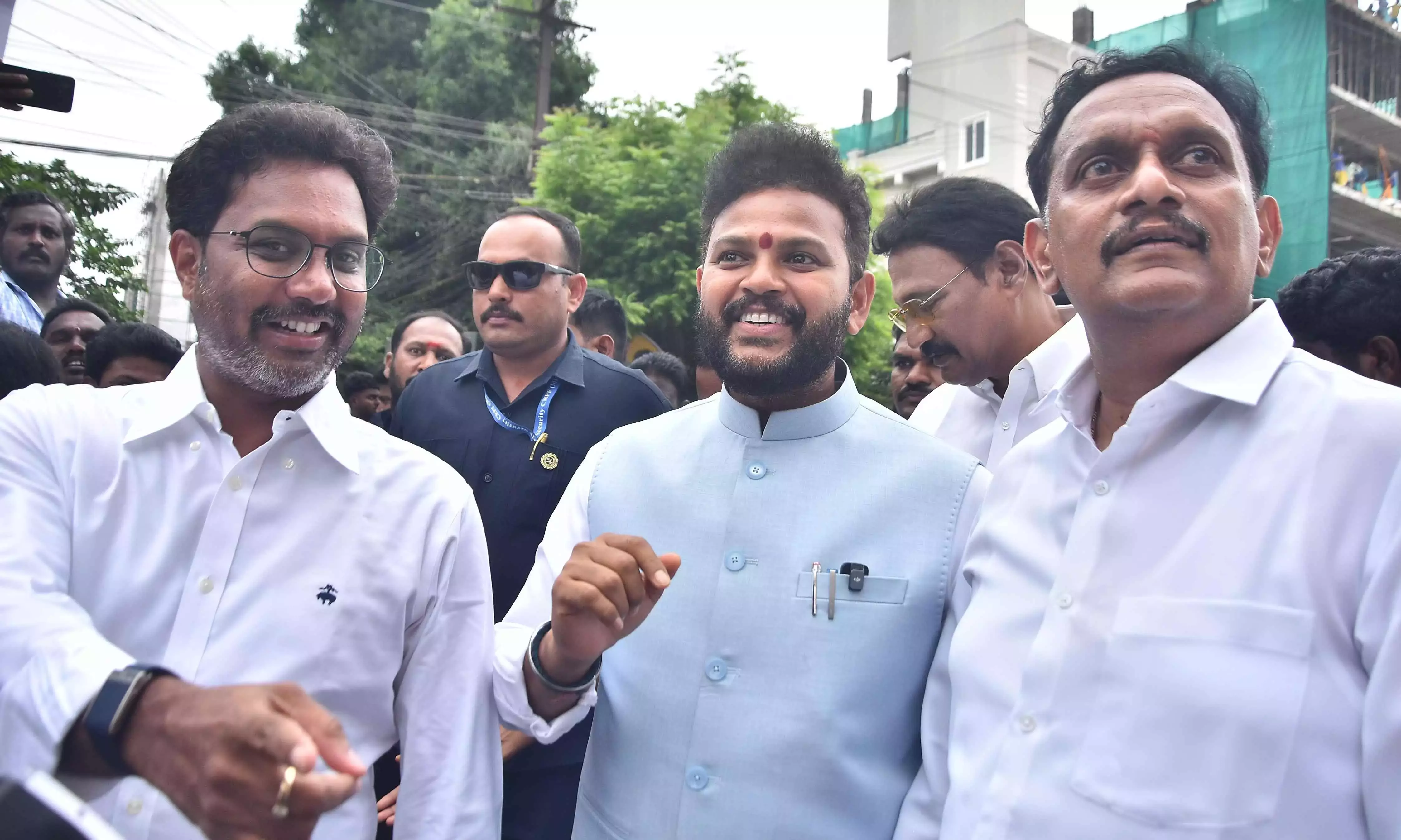 Andhra: राम मोहन नायडू ने विजयवाड़ा में ₹3 करोड़ के सड़क निर्माण कार्यों की शुरुआत की Andhra: राम मोहन नायडू ने विजयवाड़ा में ₹3 करोड़ के सड़क निर्माण कार्यों की शुरुआत की