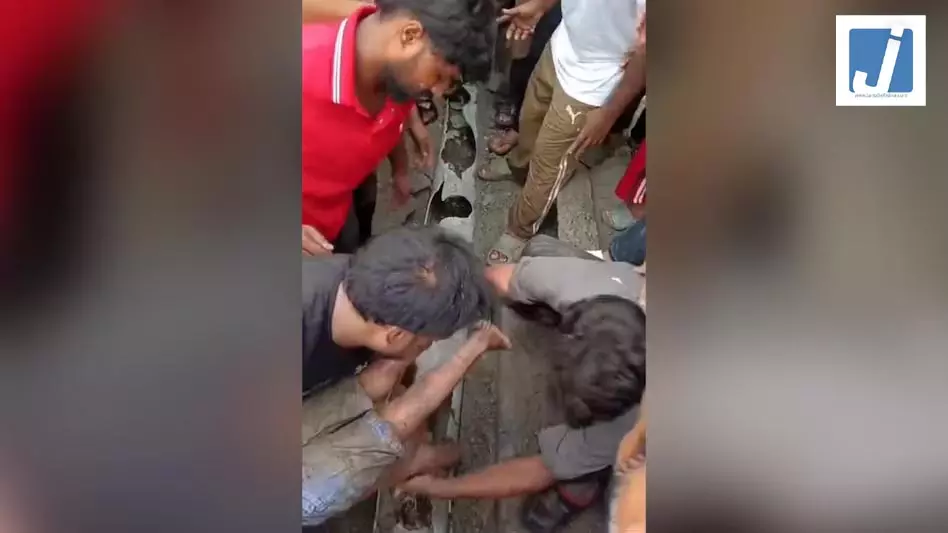 बारिश का पानी...मासूम सड़क किनारे खेल रहा था, तभी...बेहद हृदयविदारक घटना बारिश का पानी...मासूम सड़क किनारे खेल रहा था, तभी...बेहद हृदयविदारक घटना