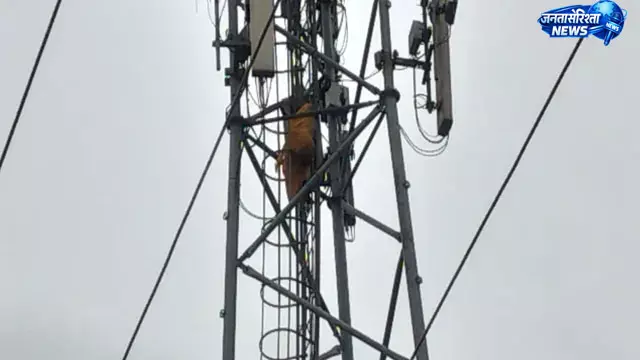 UP : प्रेमी से मिलाने की मांग को लेकर महिला जियो टावर पर चढ़ी UP : प्रेमी से मिलाने की मांग को लेकर महिला जियो टावर पर चढ़ी