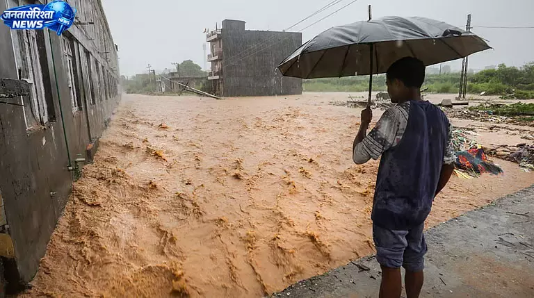 पुंछ में भारी बारिश का कहर, भूस्खलन और बाढ़ से 8 लोगों की मौत; कई लापता पुंछ में भारी बारिश का कहर, भूस्खलन और बाढ़ से 8 लोगों की मौत; कई लापता