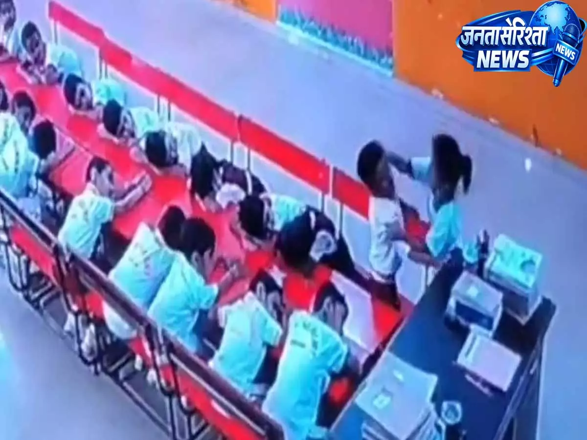 क्लासरूम में 5 साल के बच्चे की पिटाई, मॉनिटर ने 2 मिनट में 52 बार मारा, वीडियो वायरल क्लासरूम में 5 साल के बच्चे की पिटाई, मॉनिटर ने 2 मिनट में 52 बार मारा, वीडियो वायरल