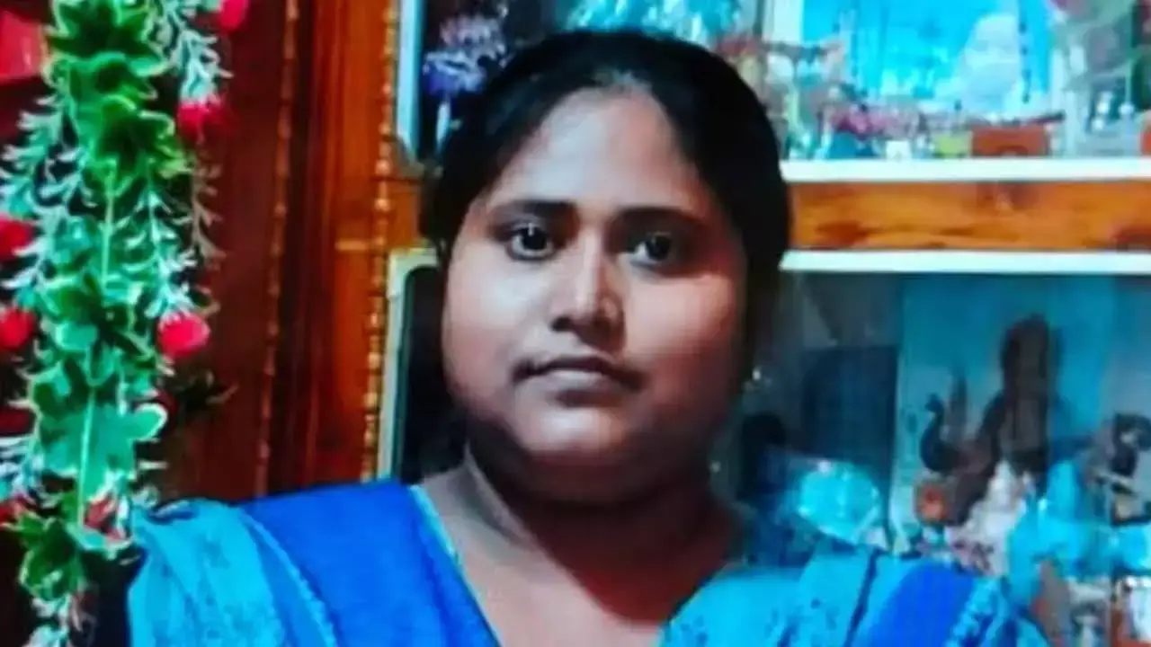 Purulia: एसएससी भर्ती रद्द होने के बाद शिक्षिका की मौत, मामले की जांच शुरू Purulia: एसएससी भर्ती रद्द होने के बाद शिक्षिका की मौत, मामले की जांच शुरू