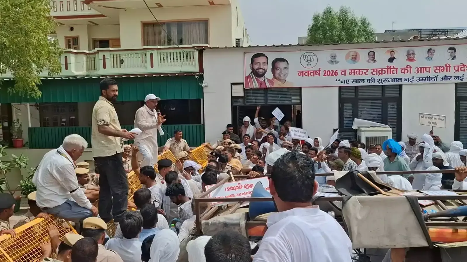 Hisar: हिसार में पीडब्ल्यूडी कर्मचारियों का प्रदर्शन, गंगवा बोले- बातचीत से निकलेगा समाधान Hisar: हिसार में पीडब्ल्यूडी कर्मचारियों का प्रदर्शन, गंगवा बोले- बातचीत से निकलेगा समाधान