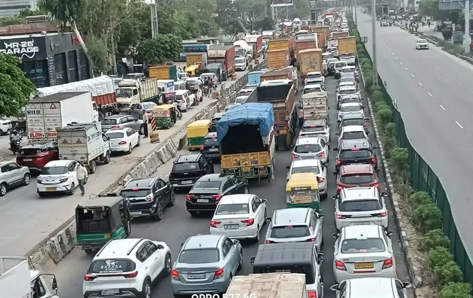 Gurugram: हाईवे पर बिजली का तार गिरा, पांच किलोमीटर तक वाहनों की लंबी कतार Gurugram: हाईवे पर बिजली का तार गिरा, पांच किलोमीटर तक वाहनों की लंबी कतार