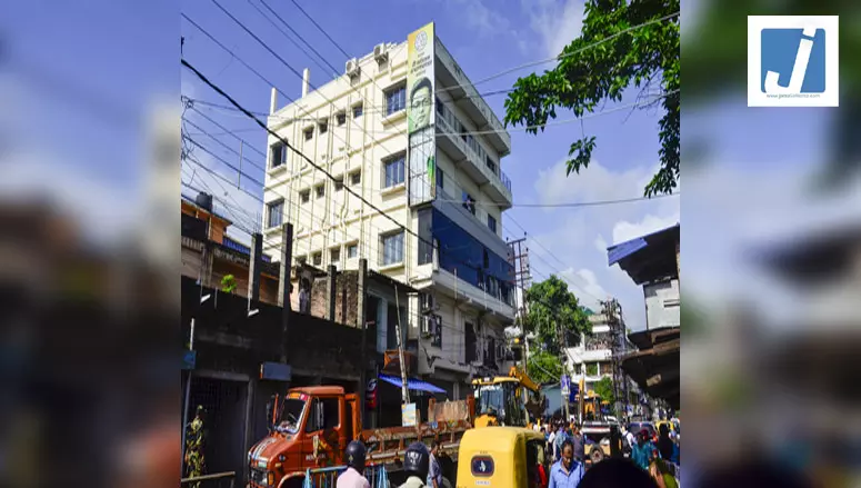 पश्चिम बंगाल: अभिषेक बनर्जी के पांच मंजिला पार्टी कार्यालय पर दूसरे दिन भी बुलडोजर एक्शन जारी पश्चिम बंगाल: अभिषेक बनर्जी के पांच मंजिला पार्टी कार्यालय पर दूसरे दिन भी बुलडोजर एक्शन जारी