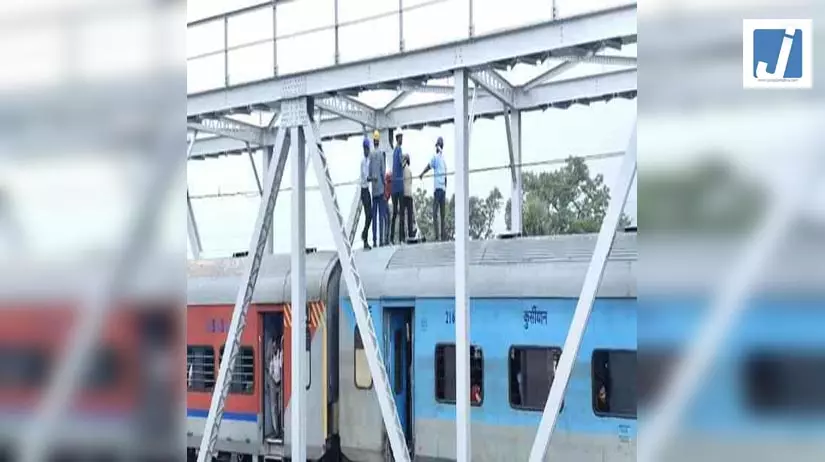 ट्रेन पर टूटा ओएचई तार, टला बड़ा हादसा, रेलवे पुल पर बीच रास्ते रुकी Train ट्रेन पर टूटा ओएचई तार, टला बड़ा हादसा, रेलवे पुल पर बीच रास्ते रुकी Train