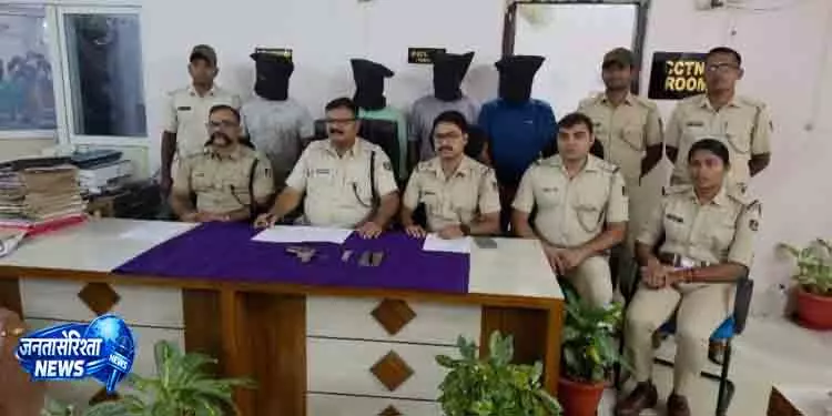 Bhanjanagar चार लोगों ने पुलिसवालों को पिस्तौल से धमकाया; आयोजित Bhanjanagar चार लोगों ने पुलिसवालों को पिस्तौल से धमकाया; आयोजित