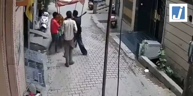 अंधेर नगरी, चौपट राजा...केंद्रीय मंत्री ने कानून-व्यवस्था पर उठाए सवाल, शेयर किया VIDEO अंधेर नगरी, चौपट राजा...केंद्रीय मंत्री ने कानून-व्यवस्था पर उठाए सवाल, शेयर किया VIDEO