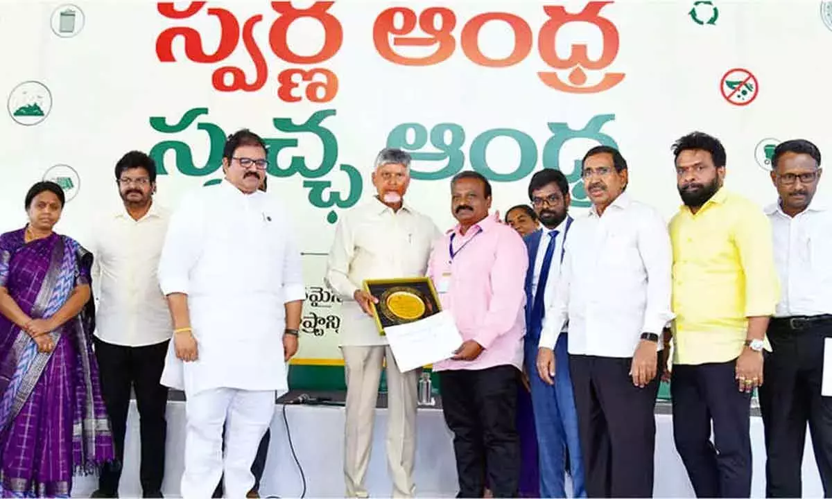 Andhra: वुय्युरु सिविक बॉडी ‘ऑपरेशन क्लीन स्वीप’ में राज्य में सबसे आगे रही Andhra: वुय्युरु सिविक बॉडी ‘ऑपरेशन क्लीन स्वीप’ में राज्य में सबसे आगे रही