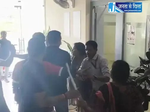 जुड़वा बच्चों में से एक नवजात की मौत, हॉस्पिटल में हंगामा जुड़वा बच्चों में से एक नवजात की मौत, हॉस्पिटल में हंगामा