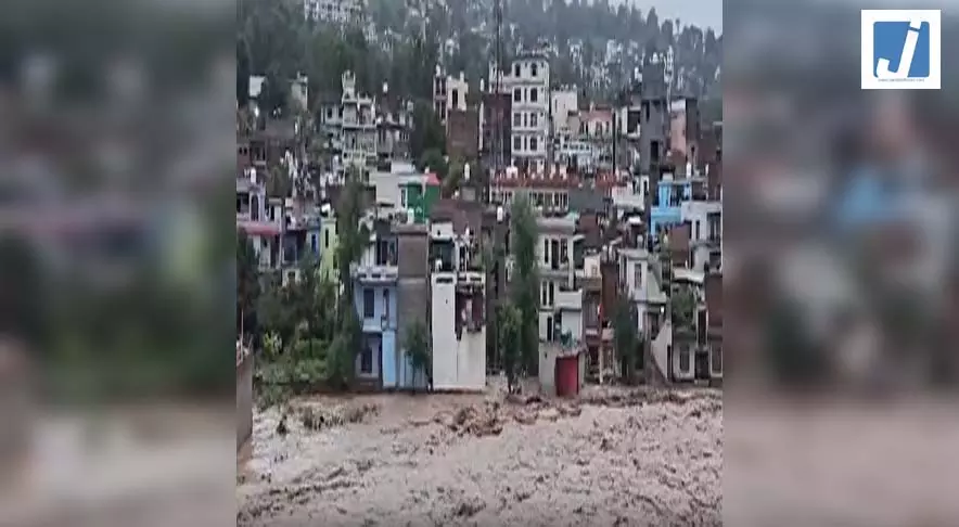 अचानक आई बाढ़ से 10 लोगों की मौत, कई लापता, देखें मंजर अचानक आई बाढ़ से 10 लोगों की मौत, कई लापता, देखें मंजर
