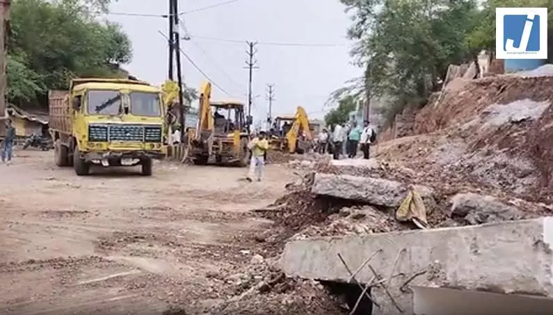 रिटेनिंग वॉल गिरने से तीन दबे, महिला की दर्दनाक मौत रिटेनिंग वॉल गिरने से तीन दबे, महिला की दर्दनाक मौत