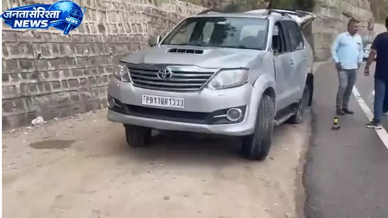 सलोगड़ा के पास हाईवे पर पलटी फॉर्च्यूनर, छह लोग घायल सलोगड़ा के पास हाईवे पर पलटी फॉर्च्यूनर, छह लोग घायल