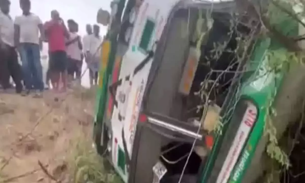 Andhra: कोंडापी के पास RTC बस पलटने से 15 लोग घायल हो गए Andhra: कोंडापी के पास RTC बस पलटने से 15 लोग घायल हो गए