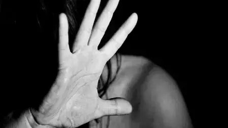 Jahangirpuri में पिता ने 13 साल की लड़की का यौन उत्पीड़न किया; आरोपी भाग गया Jahangirpuri में पिता ने 13 साल की लड़की का यौन उत्पीड़न किया; आरोपी भाग गया
