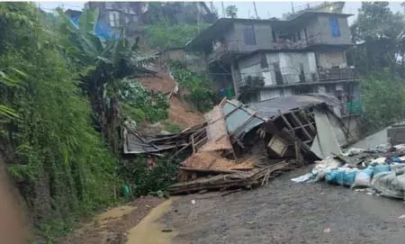 नागालैंड के मोन जिले में भीषण भूस्खलन, एक की मौत; राहत-बचाव अभियान जारी नागालैंड के मोन जिले में भीषण भूस्खलन, एक की मौत; राहत-बचाव अभियान जारी