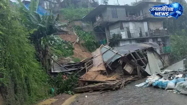 मोन टाउन में पहाड़ दरकने से 4 लोगों की मौत, मलबे में अपनों की तलाश जारी मोन टाउन में पहाड़ दरकने से 4 लोगों की मौत, मलबे में अपनों की तलाश जारी
