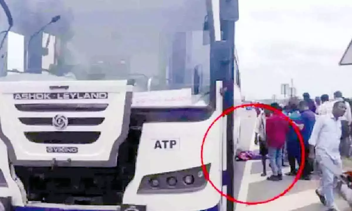 Andhra: पंचलिंगला के पास बाइक फिसलने के बाद गर्भवती महिला पर बस चढ़ गई Andhra: पंचलिंगला के पास बाइक फिसलने के बाद गर्भवती महिला पर बस चढ़ गई