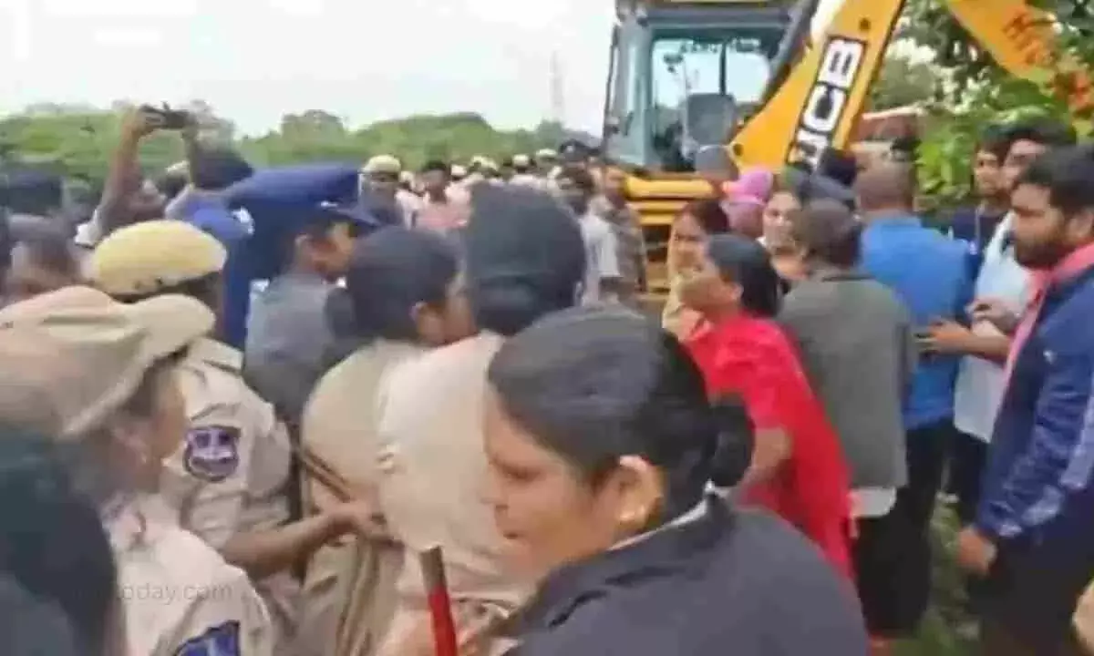 Telangana: बुलेट ट्रेन प्रोजेक्ट के लिए ज़मीन अधिग्रहण के ख़िलाफ़ नाराज़ किसानों का विरोध Telangana: बुलेट ट्रेन प्रोजेक्ट के लिए ज़मीन अधिग्रहण के ख़िलाफ़ नाराज़ किसानों का विरोध