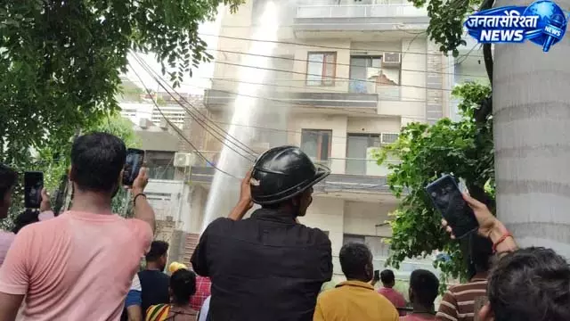 3 मंजिला बिल्डिंग में आग से हड़कंप, रेस्क्यू में पड़ोसी ने की मदद 3 मंजिला बिल्डिंग में आग से हड़कंप, रेस्क्यू में पड़ोसी ने की मदद