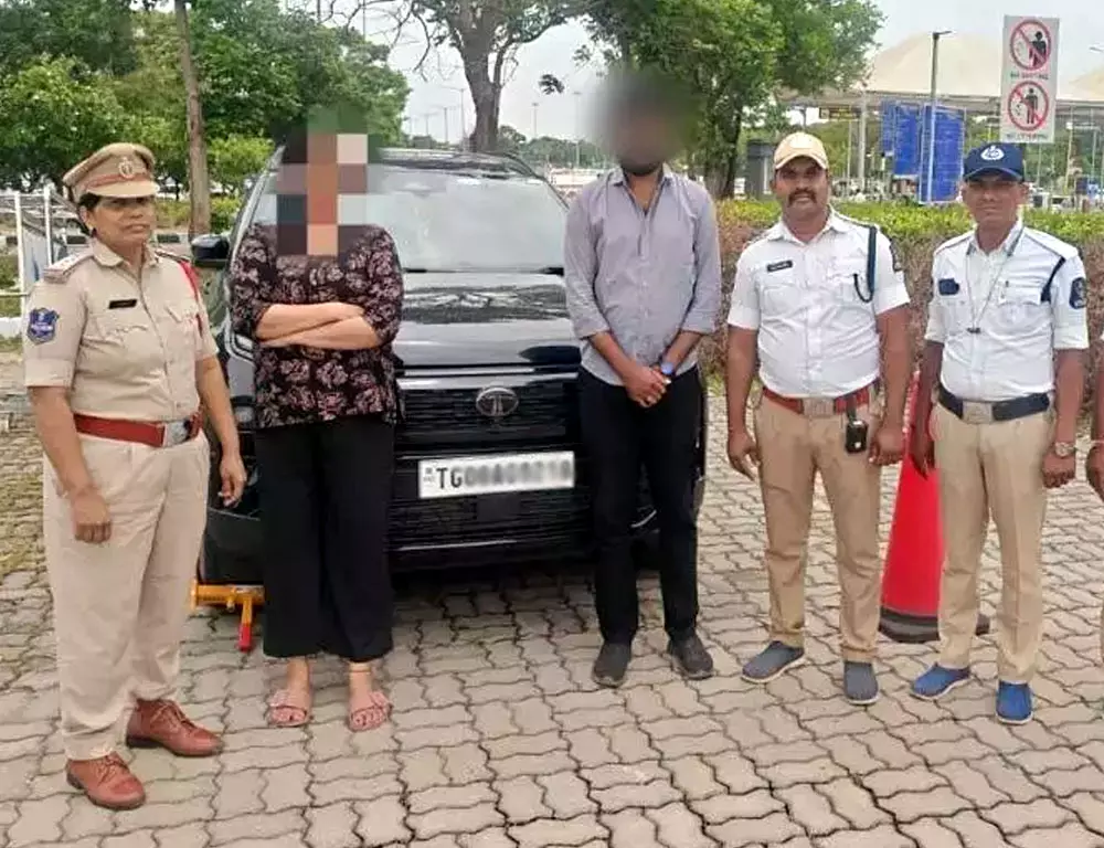 एयरपोर्ट रोड पर खतरनाक स्टंट: कार की छत पर बैठी महिला पर पुलिस का एक्शन एयरपोर्ट रोड पर खतरनाक स्टंट: कार की छत पर बैठी महिला पर पुलिस का एक्शन