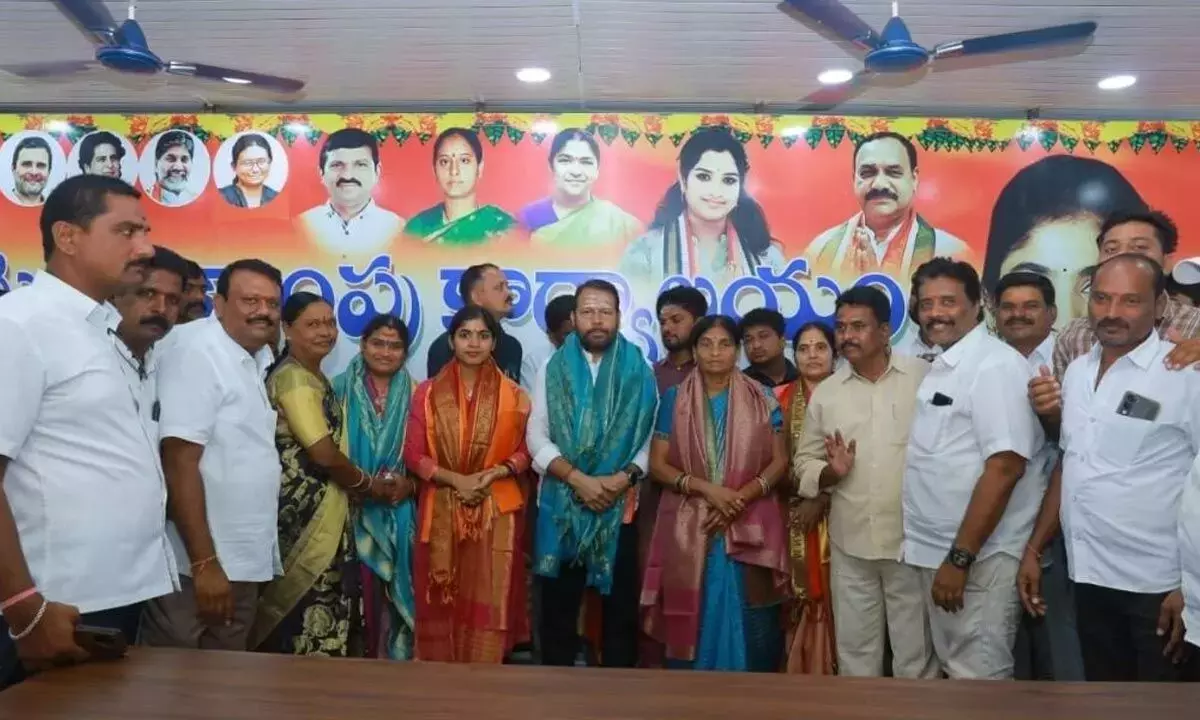 Telangana: यशस्विनी ने यदाद्री मंदिर बोर्ड के एक सदस्य का सम्मान किया Telangana: यशस्विनी ने यदाद्री मंदिर बोर्ड के एक सदस्य का सम्मान किया