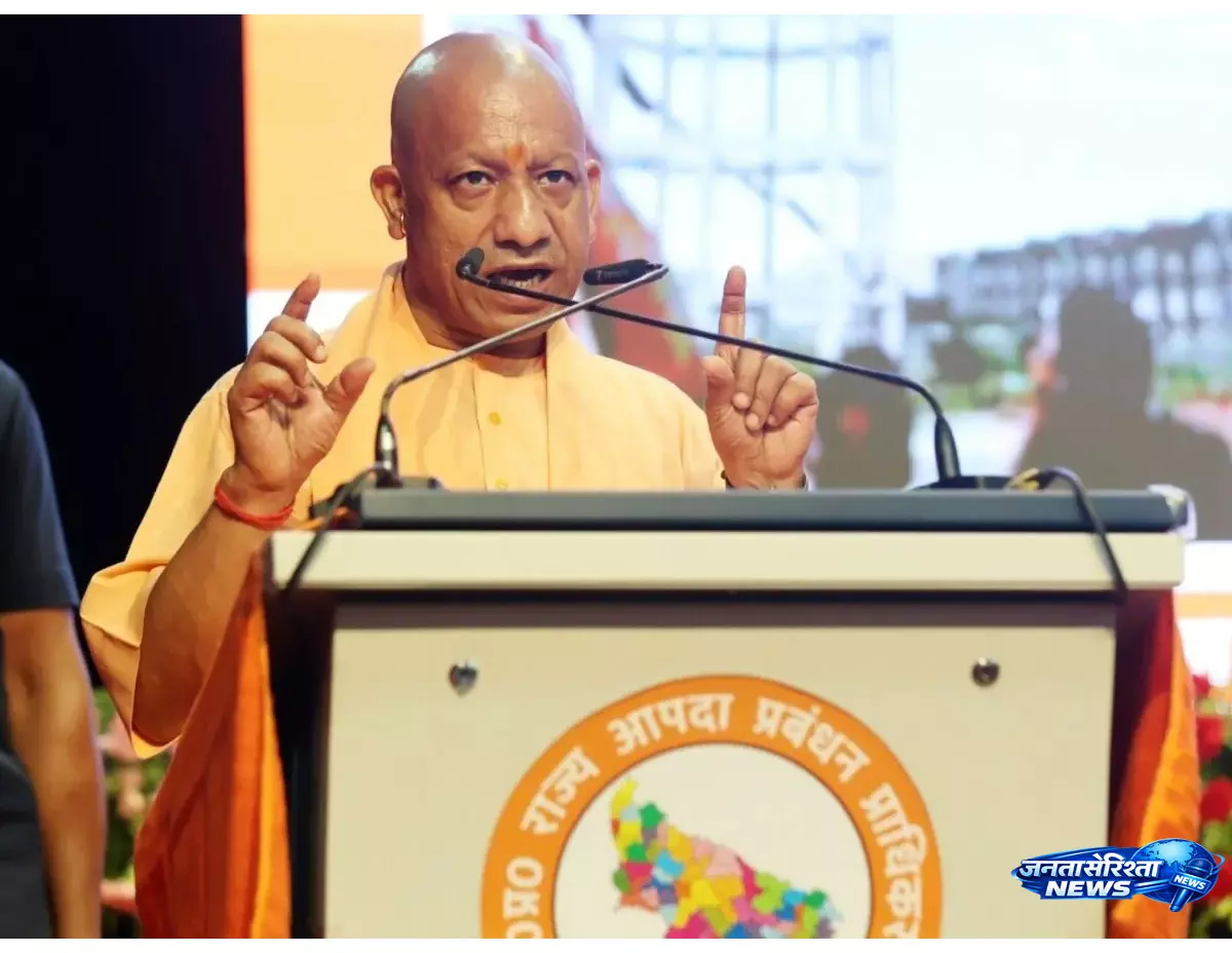 CM योगी का संदेश- हादसों में वीडियो बनाने के बजाय पीड़ितों की मदद करें CM योगी का संदेश- हादसों में वीडियो बनाने के बजाय पीड़ितों की मदद करें
