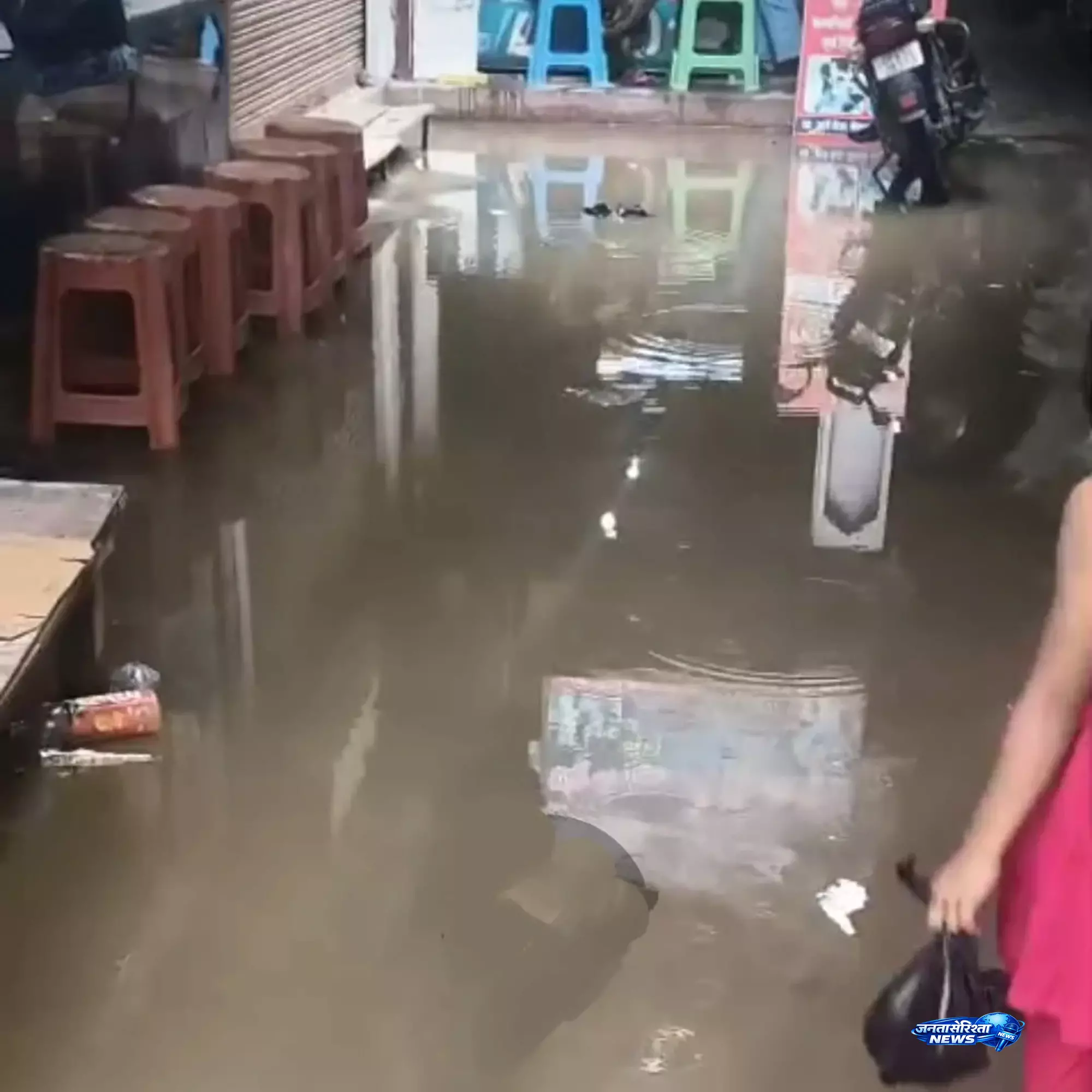 Deoria में पाइपलाइन टेस्टिंग बनी मुसीबत, सड़क पर बहा हजारों लीटर पानी Deoria में पाइपलाइन टेस्टिंग बनी मुसीबत, सड़क पर बहा हजारों लीटर पानी