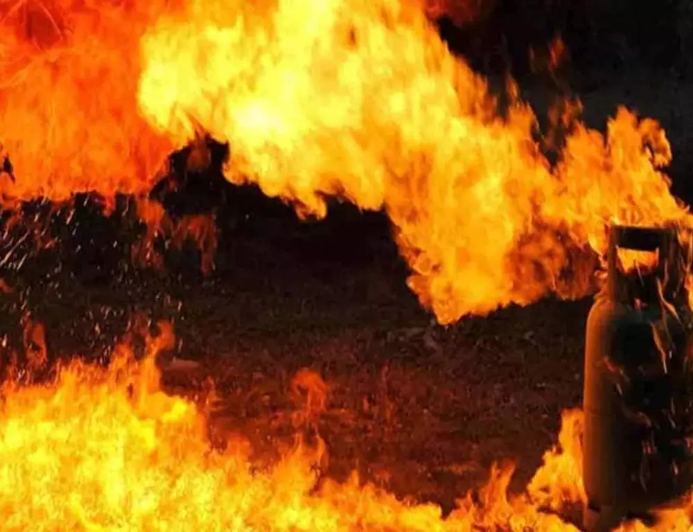 हैदराबाद के नामपल्ली में पांच मंजिला अपार्टमेंट में भीषण आग लगी हैदराबाद के नामपल्ली में पांच मंजिला अपार्टमेंट में भीषण आग लगी