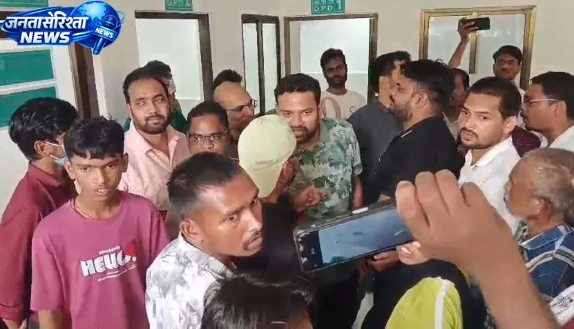 नोबल हॉस्पिटल में मरीज की मौत पर हंगामा, परिजनों ने लगाया इलाज में लापरवाही का आरोप नोबल हॉस्पिटल में मरीज की मौत पर हंगामा, परिजनों ने लगाया इलाज में लापरवाही का आरोप