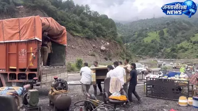 धरमथल में मौत का मंजर, अचानक धंसी जमीन से मलबे में दब गईं दुकानें धरमथल में मौत का मंजर, अचानक धंसी जमीन से मलबे में दब गईं दुकानें