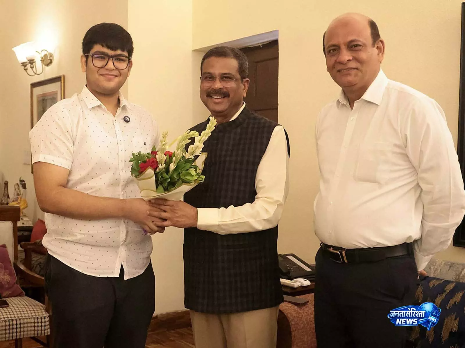 धर्मेंद्र प्रधान ने AIR 2 हासिल करने वाले पांशुल बंसल की तारीफ़ की धर्मेंद्र प्रधान ने AIR 2 हासिल करने वाले पांशुल बंसल की तारीफ़ की