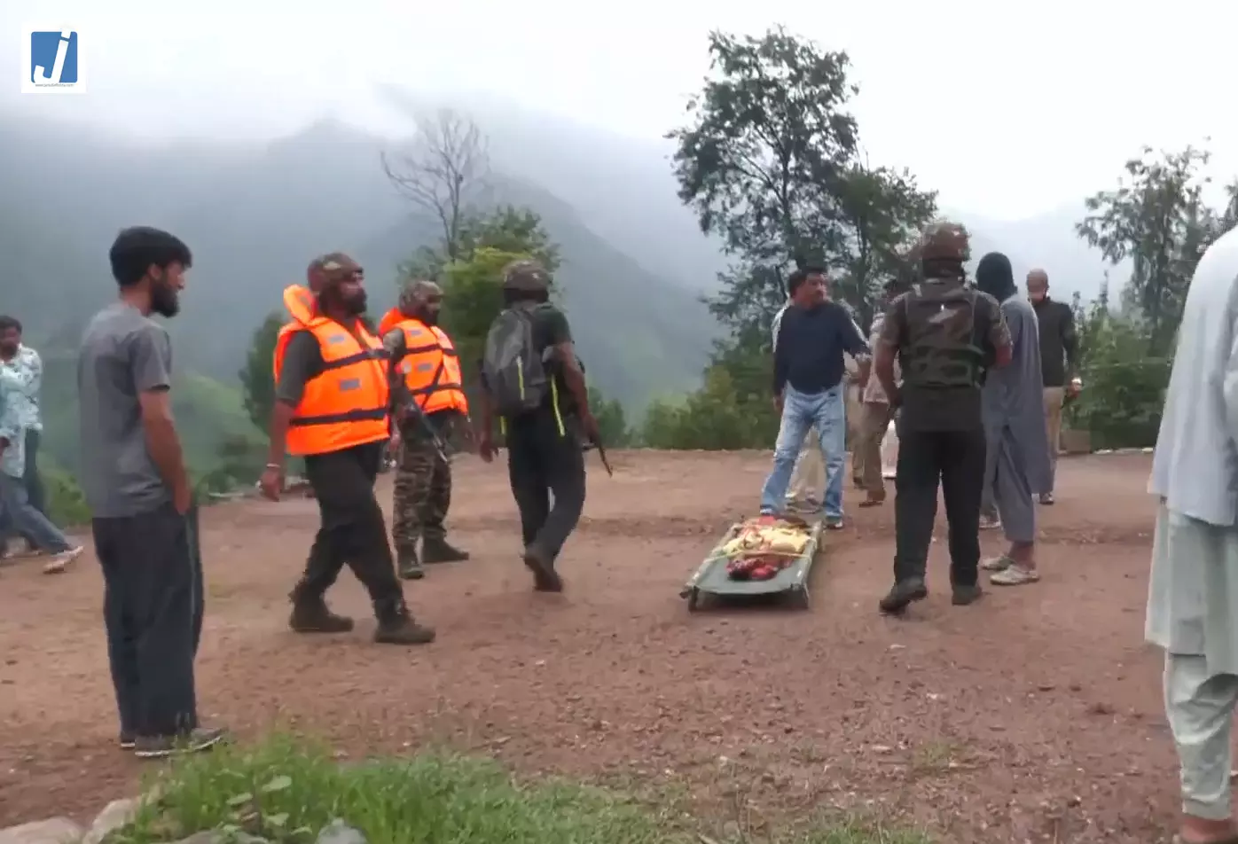 बादल फटा, बाढ़ आई और मच गई तबाही… 8 शव बरामद, कई लापता बादल फटा, बाढ़ आई और मच गई तबाही… 8 शव बरामद, कई लापता