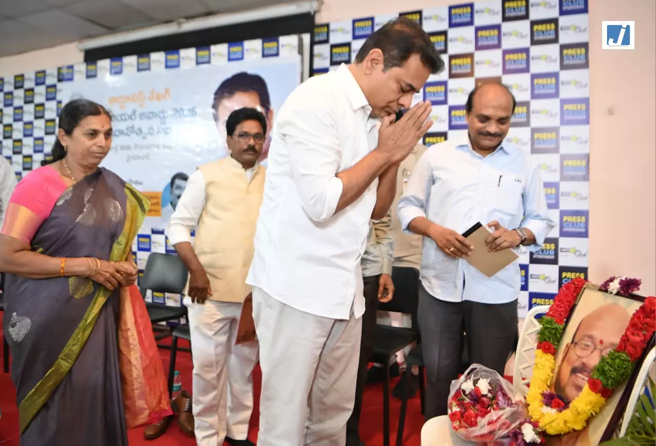 कार्टूनिस्ट शेखर मेमोरियल अवॉर्ड्स-2026 का आयोजन, KTR ने विजेताओं को किया सम्मानित कार्टूनिस्ट शेखर मेमोरियल अवॉर्ड्स-2026 का आयोजन, KTR ने विजेताओं को किया सम्मानित