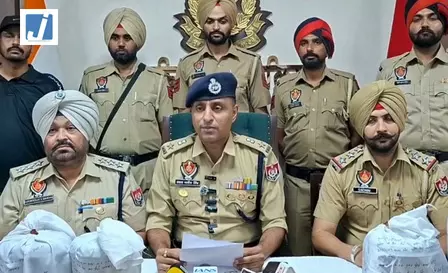 पुलिस की बड़ी कार्रवाई, 760 ग्राम हेरोइन और अवैध हथियारों के साथ 6 आरोपी गिरफ्तार पुलिस की बड़ी कार्रवाई, 760 ग्राम हेरोइन और अवैध हथियारों के साथ 6 आरोपी गिरफ्तार