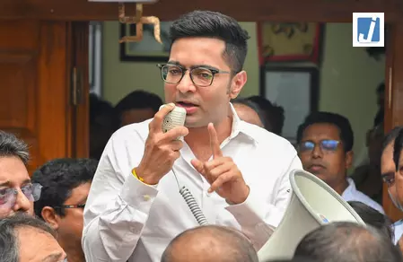 बंगाल: भाजपा नेताओं ने अभिषेक बनर्जी के खिलाफ शिकायत दर्ज कराई बंगाल: भाजपा नेताओं ने अभिषेक बनर्जी के खिलाफ शिकायत दर्ज कराई
