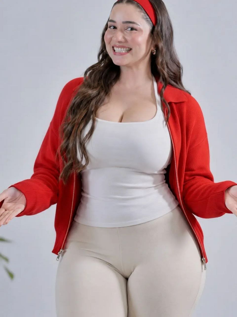 लाल ज़िपर जैकेट में सारा तेंदुलकर का स्टाइलिश अंदाज