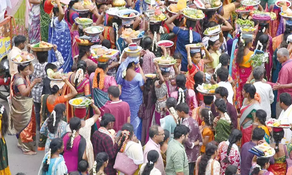 Andhra: दुर्गा मंदिर में आषाढ़ सारे उत्सव के लिए भारी भीड़ Andhra: दुर्गा मंदिर में आषाढ़ सारे उत्सव के लिए भारी भीड़
