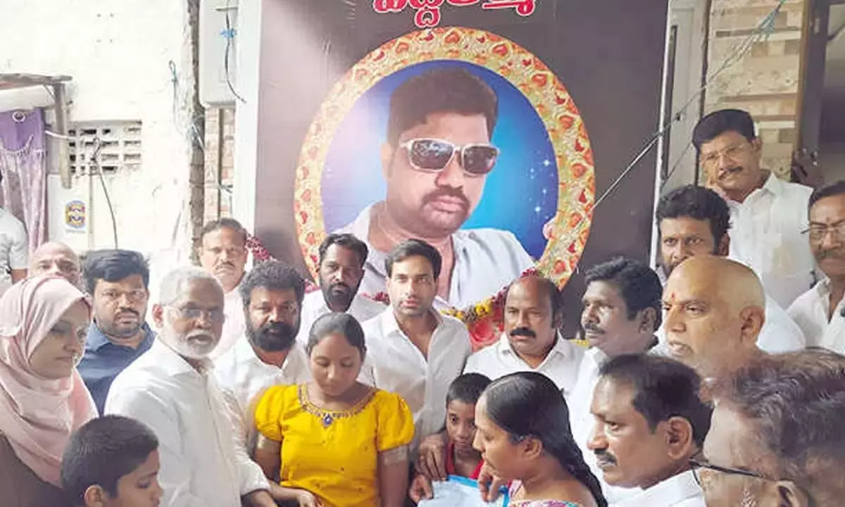 YSRCP ने दलित युवक के परिवार को 10 लाख रुपये की मदद दी YSRCP ने दलित युवक के परिवार को 10 लाख रुपये की मदद दी