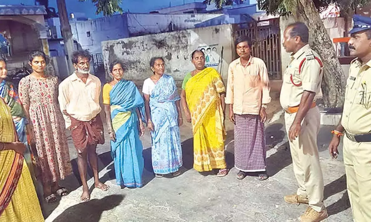 Andhra: पुलिस ने ग्रामीण सुरक्षा बढ़ाने के लिए ‘पल्ले निद्रा’ का आयोजन किया Andhra: पुलिस ने ग्रामीण सुरक्षा बढ़ाने के लिए ‘पल्ले निद्रा’ का आयोजन किया